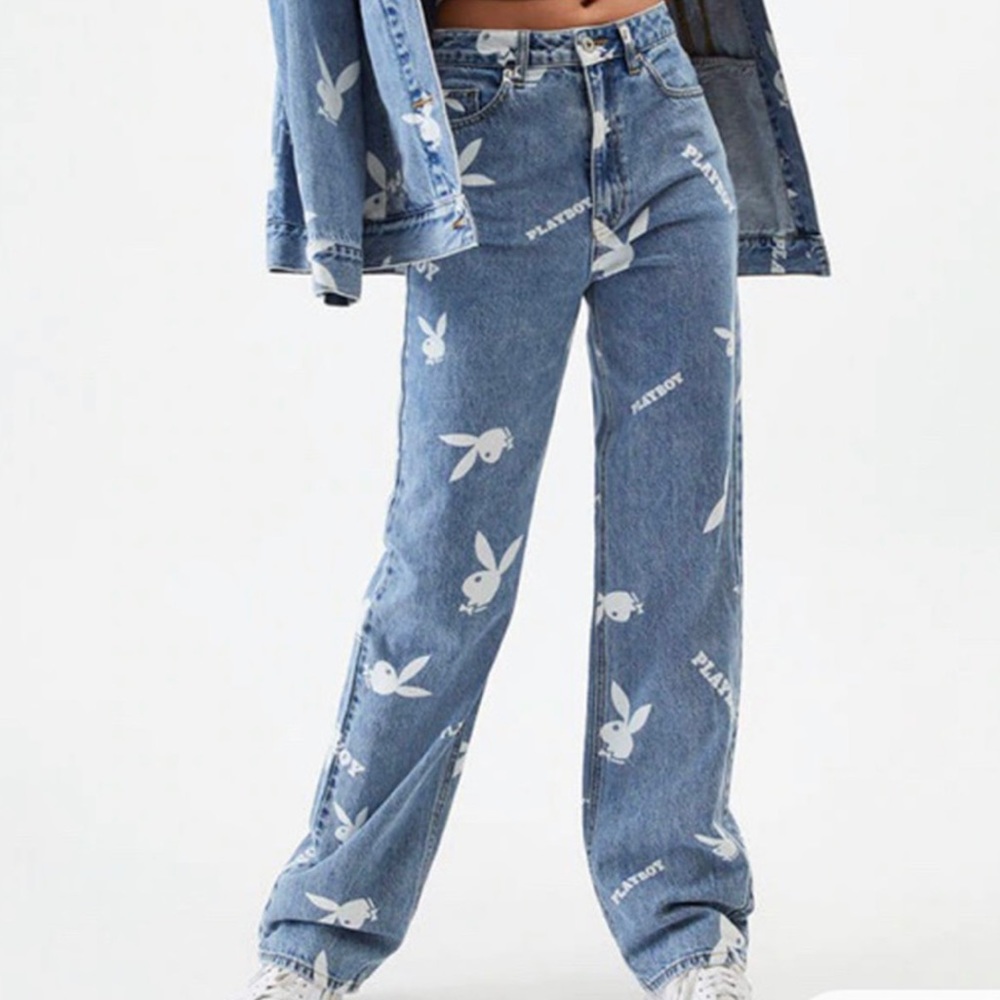 Playboy 90’s boyfriend jeans 🐰💙